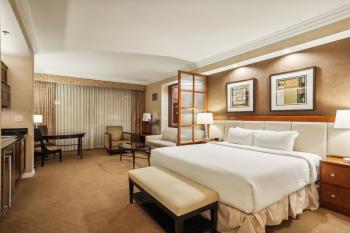 MGM Signature Deluxe Balcony Strip View Suite, Las Vegas (photo 4)