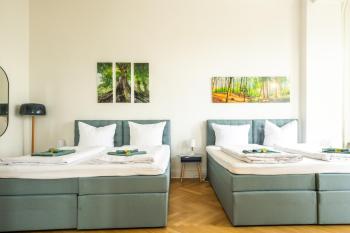 KAISER 02 by ROCKCHAIR Apartments l SUPERHOST Status l 3 Bedrooms Boxspringbeds 2 Bathrooms l Cozy Family & Business Flair 155 sqm 3 Balcony 2nd Floor Elevator up to 10 guests welcomes you!, Berlin (zdjęcie 4)