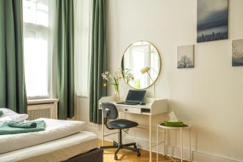 KAISER 02 by ROCKCHAIR Apartments l SUPERHOST Status l 3 Bedrooms Boxspringbeds 2 Bathrooms l Cozy Family & Business Flair 155 sqm 3 Balcony 2nd Floor Elevator up to 10 guests welcomes you!, Berlin (zdjęcie 5)