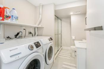Bright 4 BR Family Home , Sleeps 8, Near Wonderland and Vaughan Mills, Вон (фото 5)