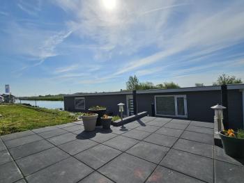 Luxe woonboot in de natuur aan doorgaand vaarwater, Leeuwarden (fotografie 2)