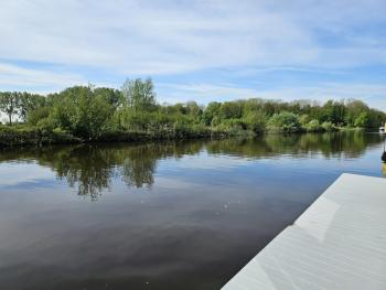 Luxe woonboot in de natuur aan doorgaand vaarwater, Leeuwarden (fotografie 3)