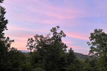 Summit Up - Romantic Private Cabin | Hot Tub | Mtn Views, Pets, Севьервилл (фото 3)