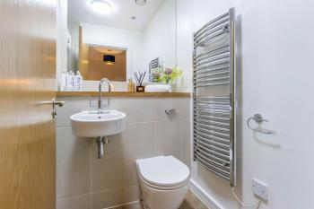 Stylish 2 bedroom City Centre Apartment sleeps 6 with Free Convenient Bullring , Grand Central Parking, Birmingham (photo 3)