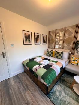 R-4 Newly Renovated Private self contained Room in Selly Oak Birmingham with own Kitchenette and shared bathroom between two rooms, Birmingham (foto 4)