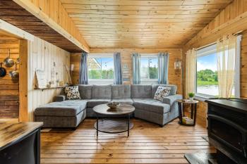 Cozy Cabin with Large Cedar Hot Tub, Chelmsford (photo 3)
