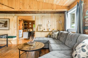 Cozy Cabin with Large Cedar Hot Tub, Chelmsford (photo 4)