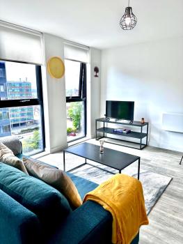 Fresh 2Bed 2Bath Apartment 2mins drive to Man Utd Stadium, Manchester (photo 4)