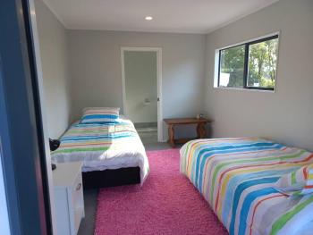 Cute, new two bedroom cottage with shared pool, Cambridge (photo 3)