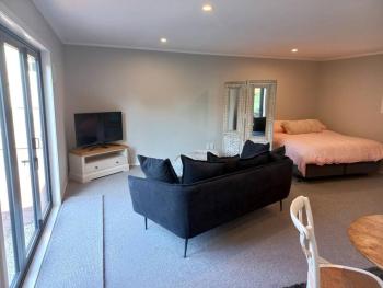 Cute, new two bedroom cottage with shared pool, Cambridge (photo 5)