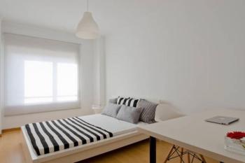 NEW Home Office - Free Wifi & Parking - Self Check-in - Daikin Airco, Lisbonne (photo 2)