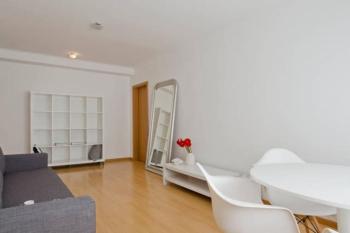 NEW Home Office - Free Wifi & Parking - Self Check-in - Daikin Airco, Lisbonne (photo 4)