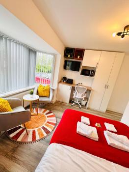 -R1- Newly Renovated En-Suite Private Room in Birmingham Selly Oak, Birmingham (photo 5)
