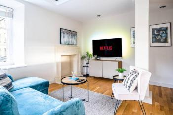 Stunning 2 Bedroom Apartment in Converted Chapel, Bath (photo 2)