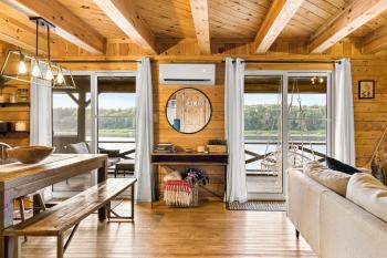 Knotty Pines 4 Bedroom with Waterfront Views, Chelmsford (photo 3)