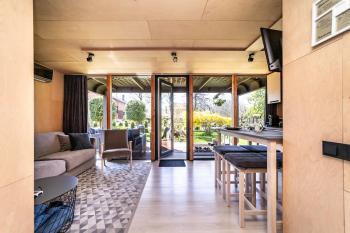 A tiny house with a garden and a hot tube, Pringi (photo 3)