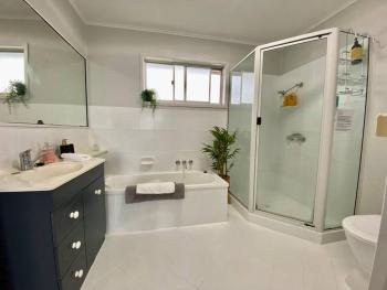 Pet & Family Friendly Ocean Front Beach Cottage, Bargara (foto 3)