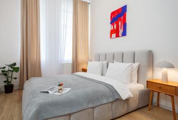 oompH Berlin 3BR Apt with Light Tones and Artwork, Berlino (foto 3)