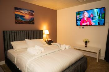 City Penthouse with 3 floors , Super King Bed , with secret garden, Birmingham (photo 3)