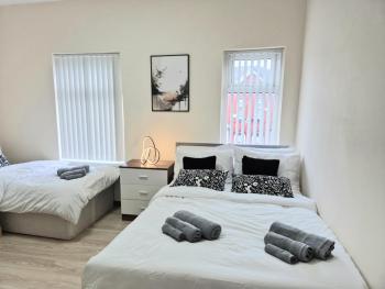 Rooms in Manchester 6 minutes Drive to Victoria Station, Manchester (photo 2)