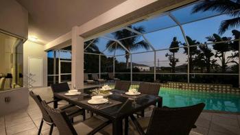 Camille with Boat MUST SEE modern furniturePool, Cape Coral (foto 3)