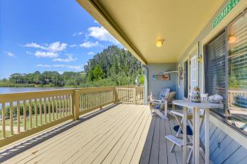 Waterfront Duplex w/ Dock & Views: Near Town!, Cedar Key (Foto 2)
