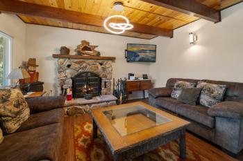 Bare Necessities - AC, Hot Tub, Pool Table, and Lake Views! Walking distance to the Village., Big Bear Lake (Foto 4)