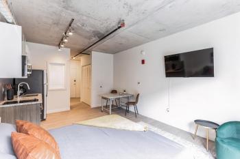 Studio apartment with prime location, Cleveland (photo 2)