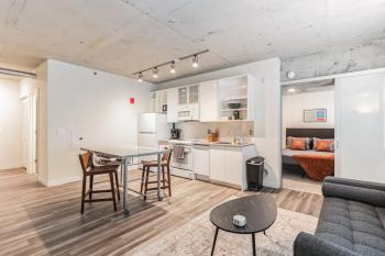 Sleek downtown Cleveland apartment, Cleveland (photo 2)