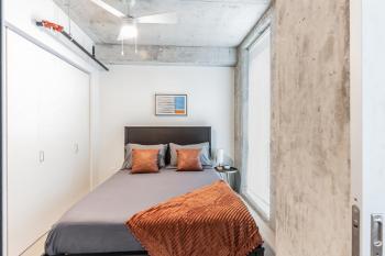 Sleek downtown Cleveland apartment, Cleveland (photo 3)