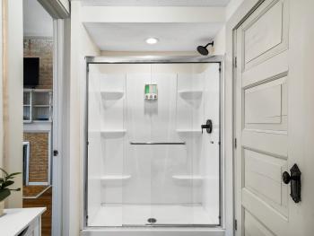 Carriage Manor - Sun Soaked 1BR - Close to CCF, Cleveland (photo 4)