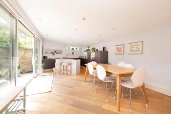 Stylish 3-Bedroom 2-Storey House with Patio and Balcony near Princes Street, Эдинбург (фото 5)