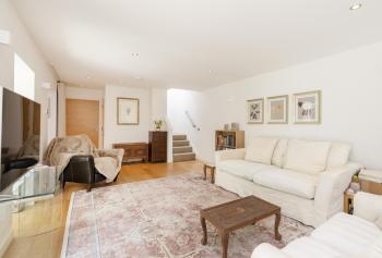 Stylish 3-Bedroom 2-Storey House with Patio and Balcony near Princes Street, Эдинбург (фото 2)
