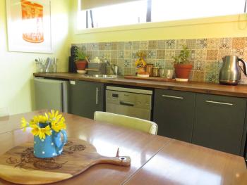Garden setting, quality independent studio for two, Christchurch (foto 5)