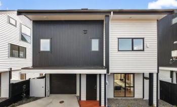 Cozy Top-Floor Stay with Private Bathrooms & Free Parking, Auckland (photo 3)