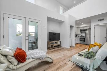 Chic 3-levels Loft-style 2-Bedroom 2-Bathroom condo by Hollywood, Los Angeles (fotografie 2)
