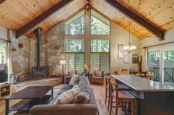 Cabin w/ Deck & Fire Pit in Blue Lake Springs!, Arnold (foto 2)