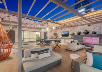 Cosmopolitan Hollywood Home DTLA view Parking - 10mins to Universal Studios, Los Angeles (photo 3)