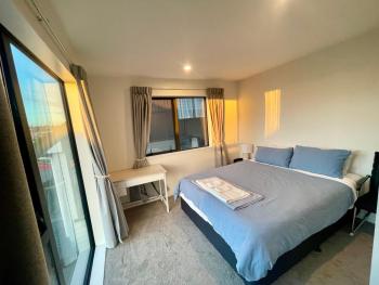 Free carpark, 4-bedroom house, Auckland (photo 4)