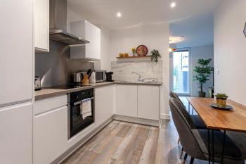 Superb 2 Bed Flat 5min to Old Trafford Stadium, Manchester (photo 3)