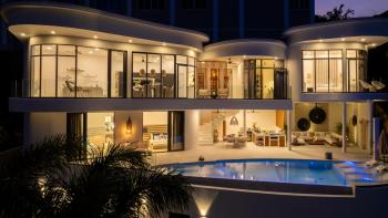 SKYLINE 9 - Spacious & Stylish LUXURY PANORAMIC SEAVIEW Villa with OUTDOOR Living & Kitchen, OUTDOOR CINEMA, PRIVATE GYM, SALT WATER POOL with JACUZZI in Plai Laem, Koh Samui (zdjęcie 3)