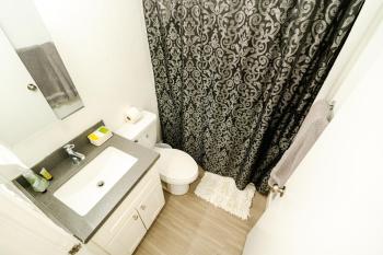 Cozy 2 Bedroom 1 Bathroom Apartment Ideal for Small Group in Koreatown Free Gated Parking Full Kitch, Los Angeles (foto 3)