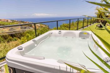 House - sleeps 3 free parking garden & jacuzzi, Estreito da Calheta (Foto 2)