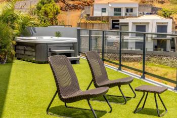 House - sleeps 3 free parking garden & jacuzzi, Estreito da Calheta (Foto 3)
