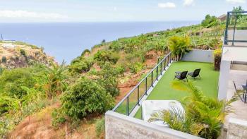 House - sleeps 3 free parking garden & jacuzzi, Estreito da Calheta (Foto 5)