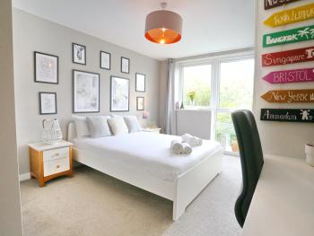 Sunny Apartment - 8 Mins Drive to Coop Arena - Pass the Keys, Manchester (photo 5)