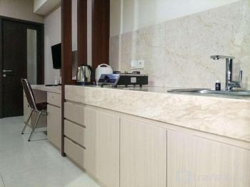 1BR with Cozy Design at Uttara The Icon Apartment By Travelio, Kejayan (foto 3)