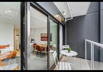 Stylish Modern Unit w Balcony and Pool Zodiak Stays, Auckland (photo 4)