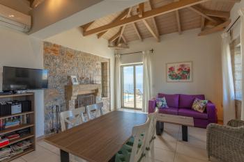 IRIS, Luxury Stone Villa in Stoupa with Private Infinity Pool, BBQ and Amazing Sea View, Stoupa (Foto 4)