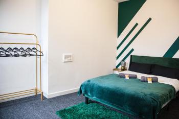Entire Modern Home in Manchester and Near Peak District, Manchester (photo 4)